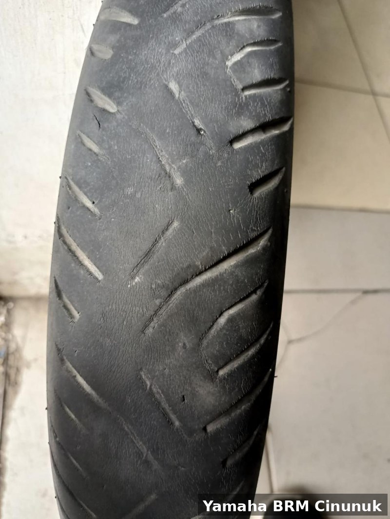 Contoh ban yang sudah aus: alur dangkal dan karet tampak kering dengan retak halus. Foto bengkel Yamaha BRM Cinunuk.