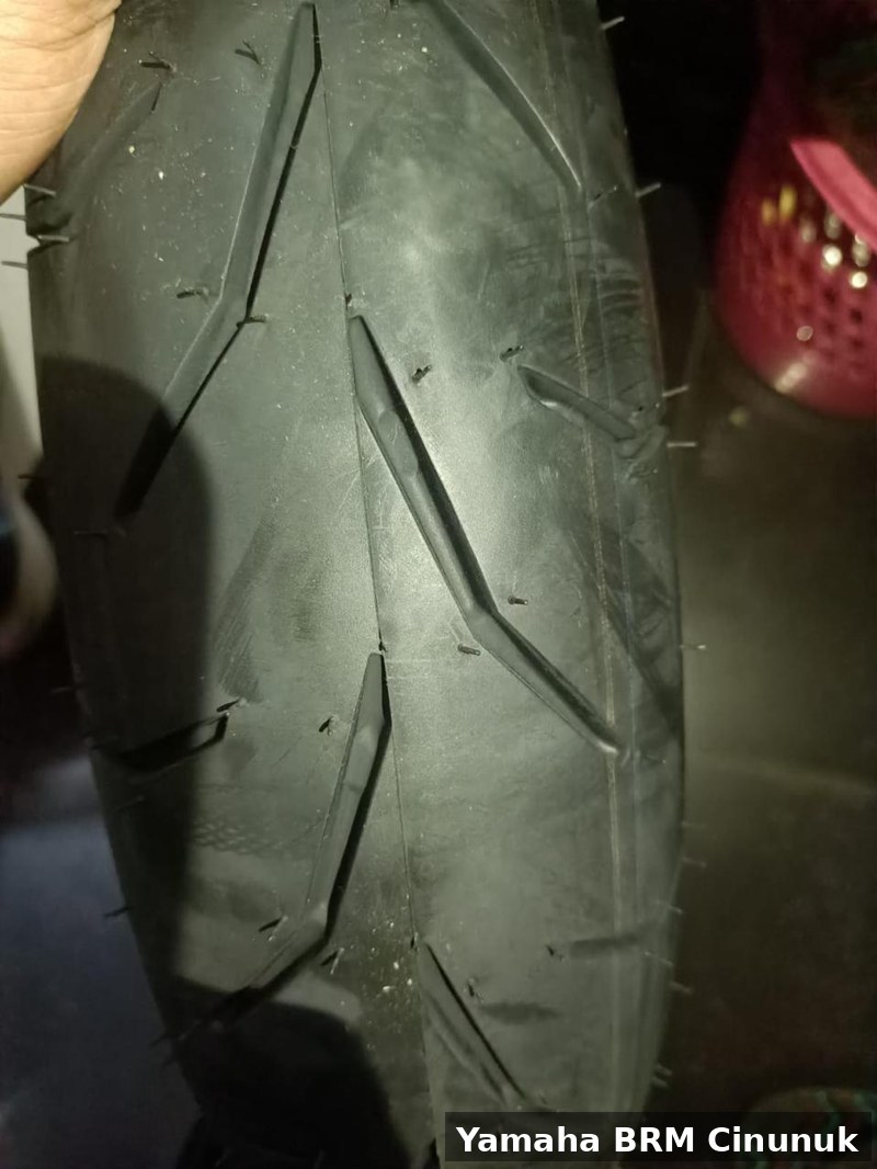 Alur tapak ban baru: masih dalam dan jelas. Foto bengkel Yamaha BRM Cinunuk.