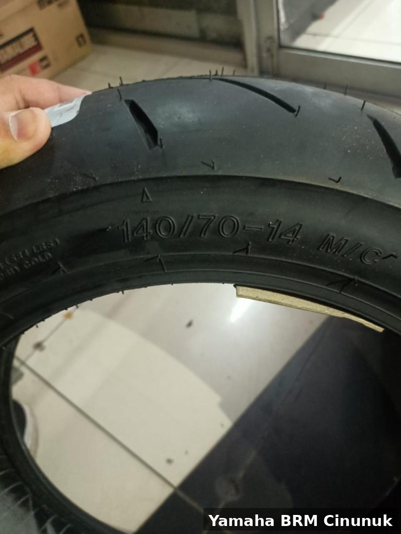 Ukuran tertulis di dinding ban belakang: 140/70-14 M/C. Foto bengkel Yamaha BRM Cinunuk.