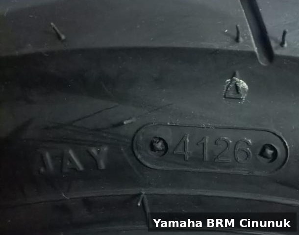 Contoh kode produksi 4 digit di dinding ban: 4126, dibaca minggu ke-41 tahun 2026. Segitiga di atasnya juga penanda TWI. Foto bengkel Yamaha BRM Cinunuk.